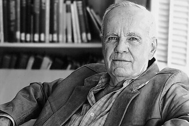 Pulitzer Prize winner. American writer Cormac McCarthy is no longer with us, and his novel has been adapted into the film "No Country for Old Men"