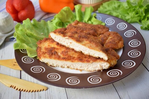 How to bake chicken cutlet to make it juicy: sharing the recipe