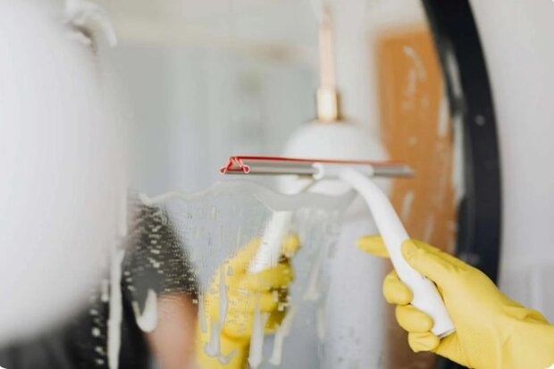 Cleaning experts advise on what to do to prevent bathroom mirrors from fogging up