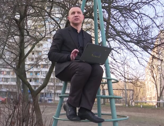 A physics teacher conducting a lesson on a children's slide became an internet sensation, inspiring colleagues