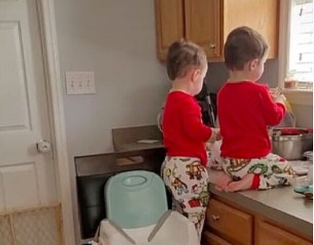 "Double trouble": Twins decided to eat chocolate, but dad caught the "culprits in the act"