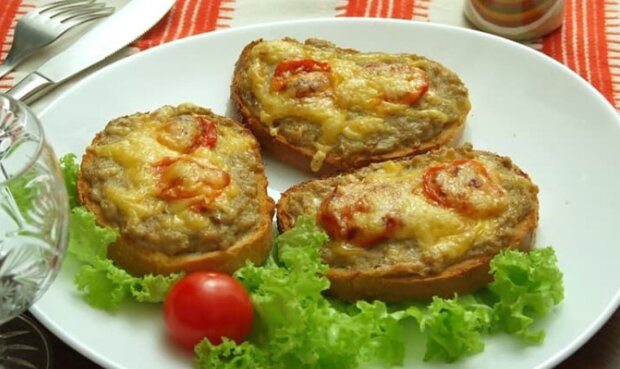 Pan sandwiches with minced meat: a quick and hearty breakfast