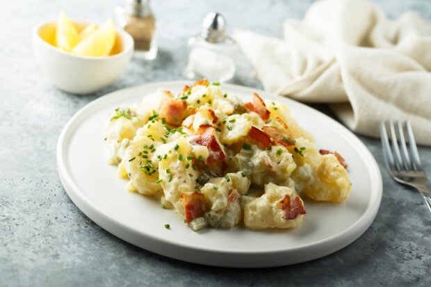 Hearty potato salad with bacon: Two ingredients that make this hearty potato salad light and juicy