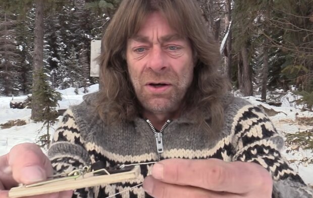 A fisherman showed how he catches fish with an ordinary mousetrap: you don't have to wait long for your catch