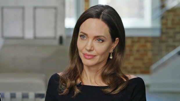 Angelina Jolie has undergone a radical image change, returning to her 90s look: "But we love her in any style"