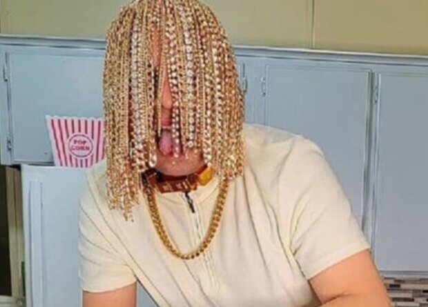 Mexican rapper replaces natural hair with golden chains: "You can never have too much gold"