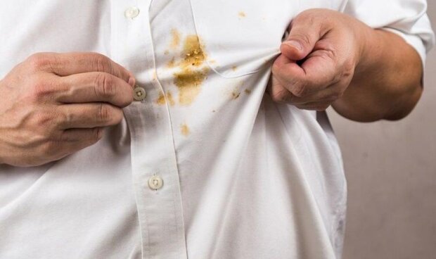 A blogger revealed a simple way to remove grease stains from clothing